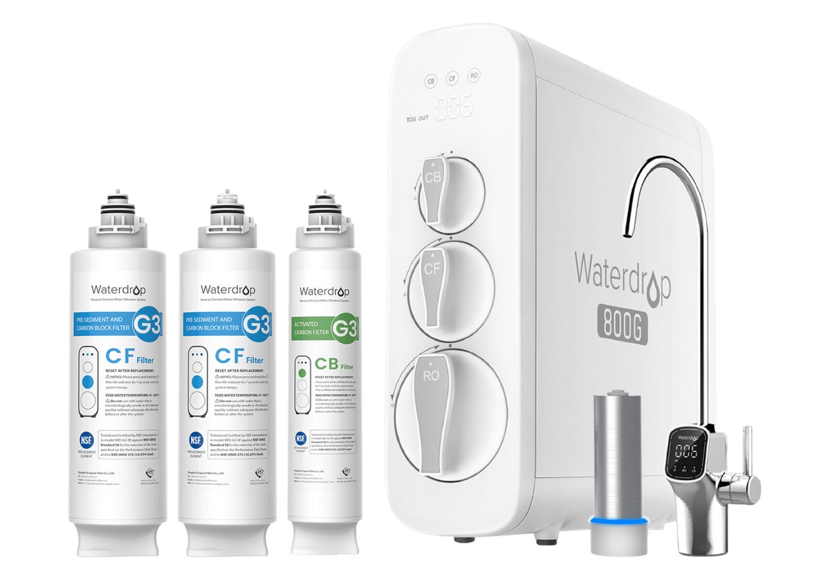 Waterdrop G3P800 tankless under-sink reverse osmosis system with its replacement filter cartridges